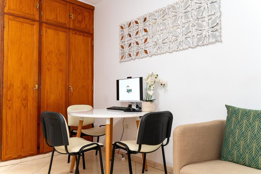 Mesa de trabajo en la consulta de Leire Basañez — Arrecife, Lanzarote