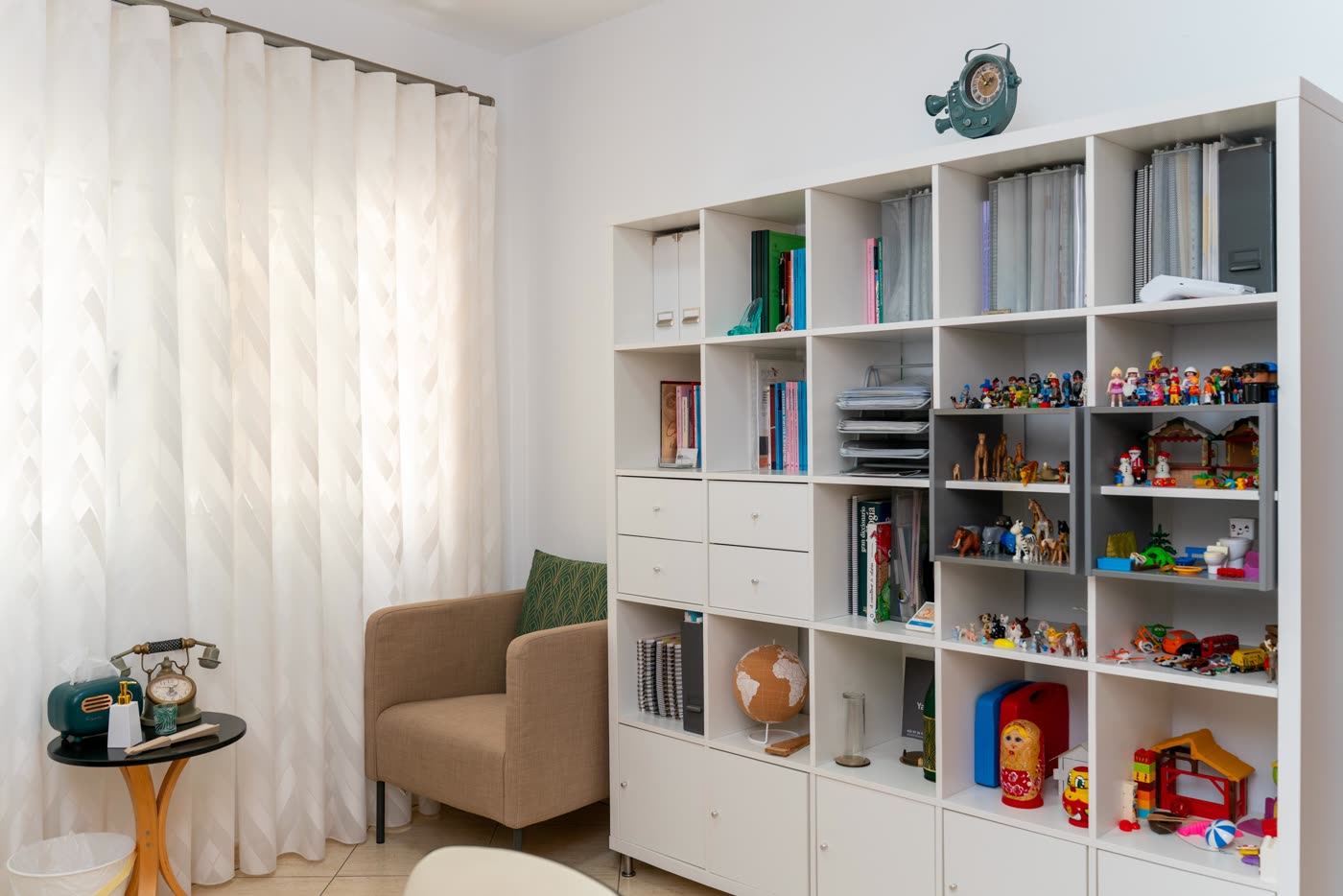 Sala de consulta de Leire Basañez en Arrecife, Lanzarote — sillón, estantería y espacio de trabajo